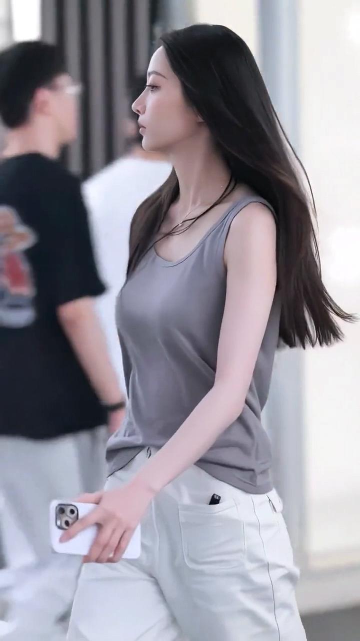 都市街头，时尚穿搭，自信步伐。