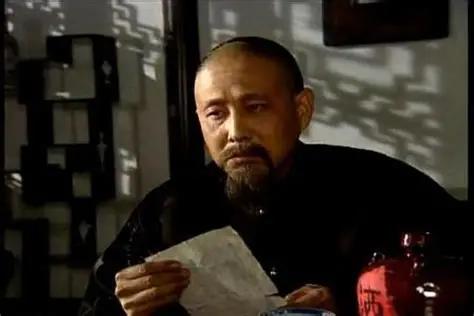 1885年，胡雪岩弥留之际，对九姨太说：“我死后会有一个戴铁帽的人来参加葬礼，到