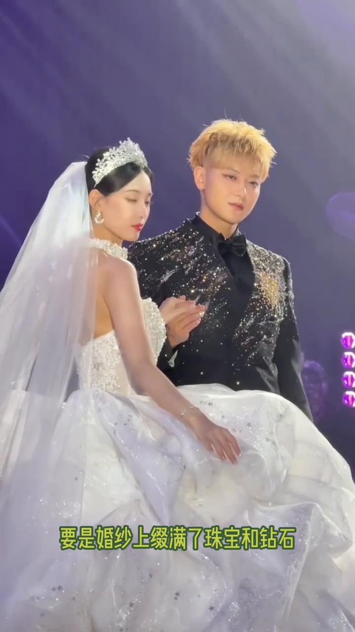 终于知道女明星的婚纱为什么都不重工了。看到徐艺洋婚礼穿的主纱才知道，要是婚纱上缀