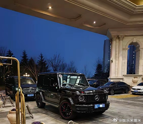 王宝强与女友冯清开京牌奔驰大G到青岛，宝强一身休闲装、戴棒球帽，低调又随性；身边