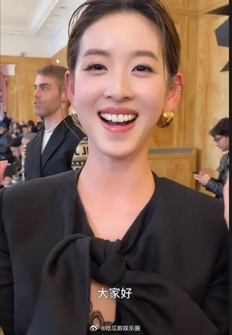 章泽天也来巴黎时装周了！不少网友在umawng秀场上遇见了奶茶妹妹章泽天，她的状