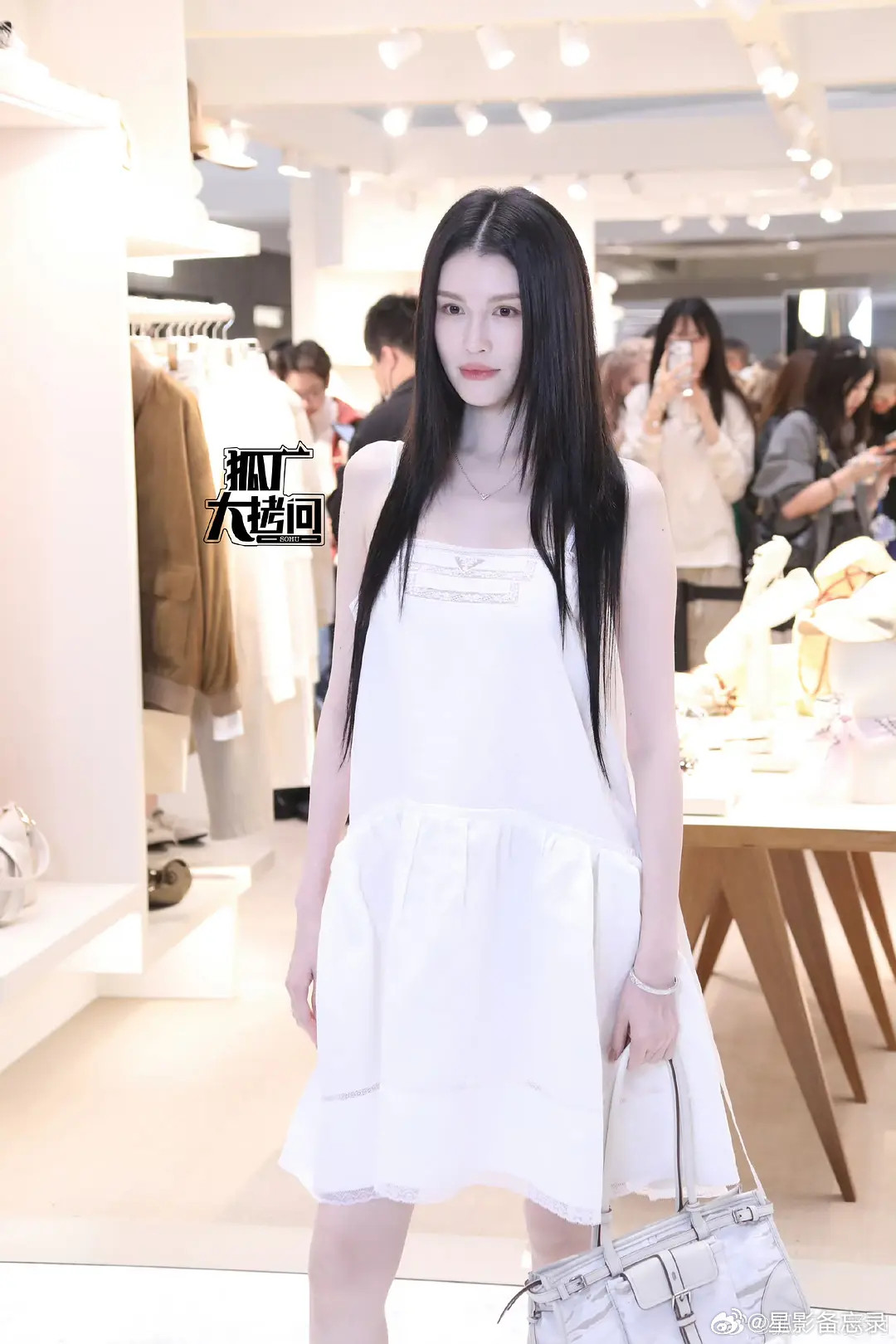 超模何穗和陈伟霆生子产后回归杀回来了。状态如何？北京prada活动