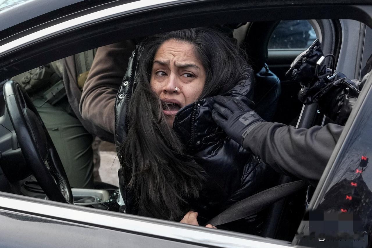 美国退役老兵遗孀、白人女子瑞妮古德被ICE特工当街射杀的风波还没过，又有美国女子