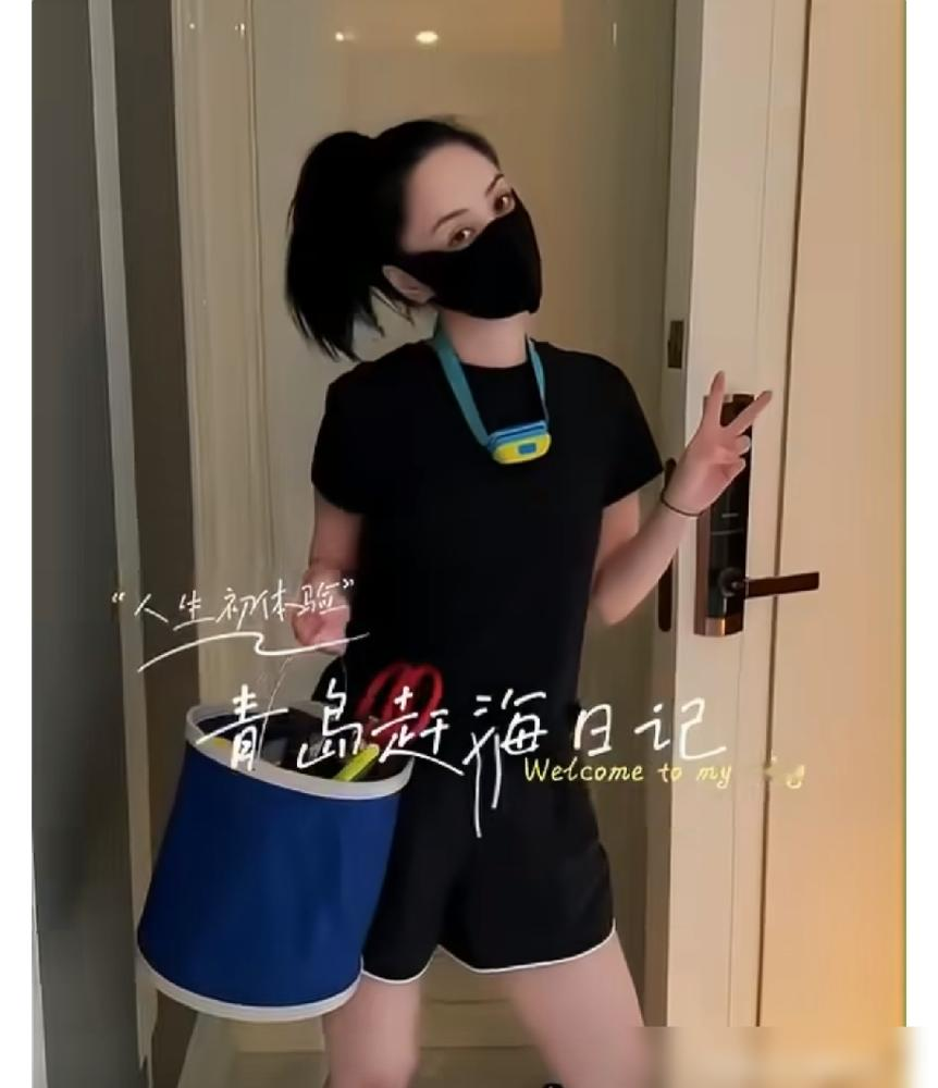 阿娇半夜蹲在青岛礁石缝里，徒手掏螃蟹，掏了仨小时。视频里她没化妆，裤腿全是泥，梭子蟹跑得比她手快，最