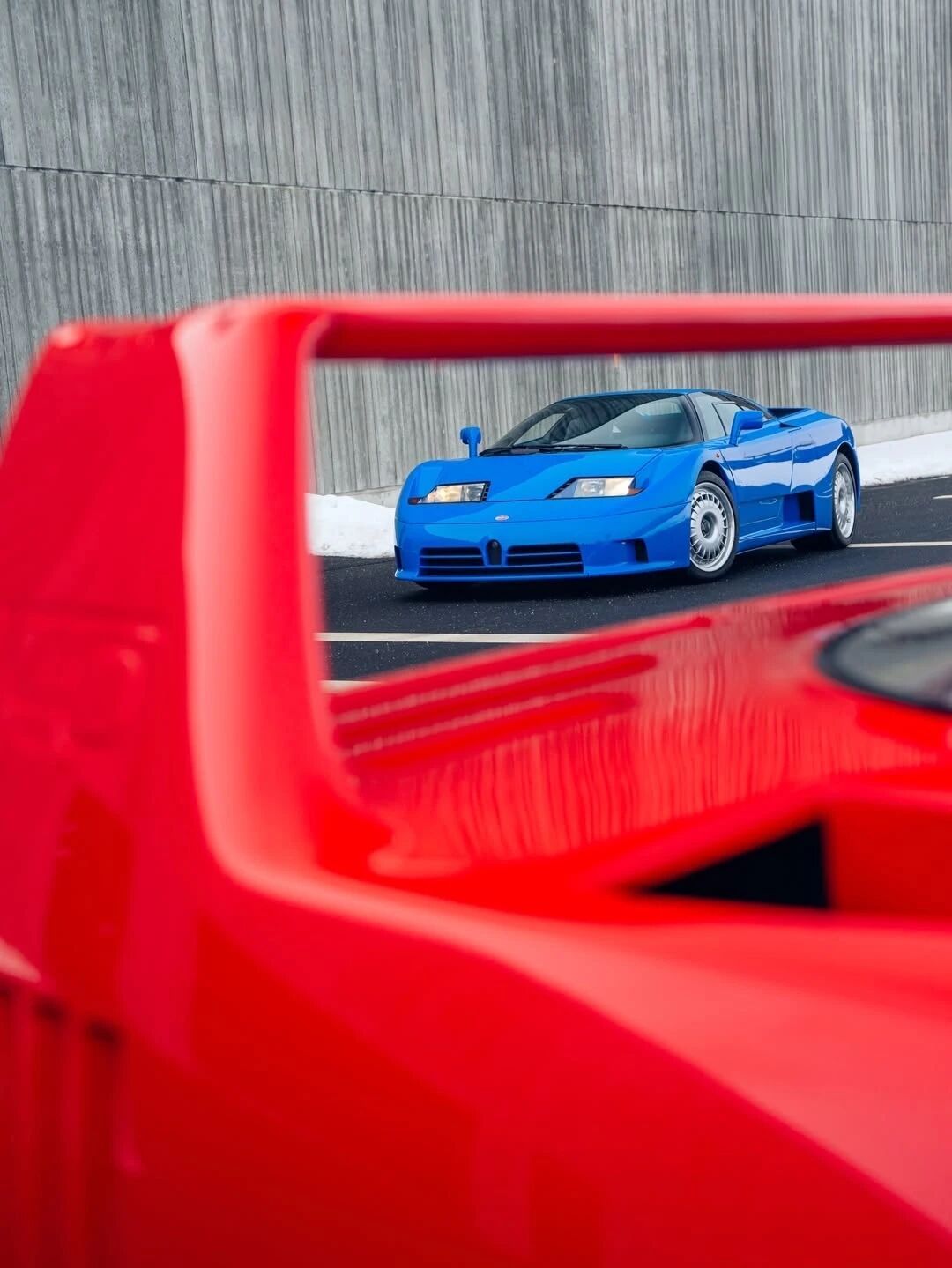 红色配蓝色，法拉利F40和布加迪EB110