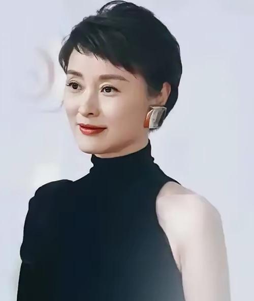吴越，今年53岁了，仍然是气质如兰，知性优雅，骨子里透出智慧和修养。