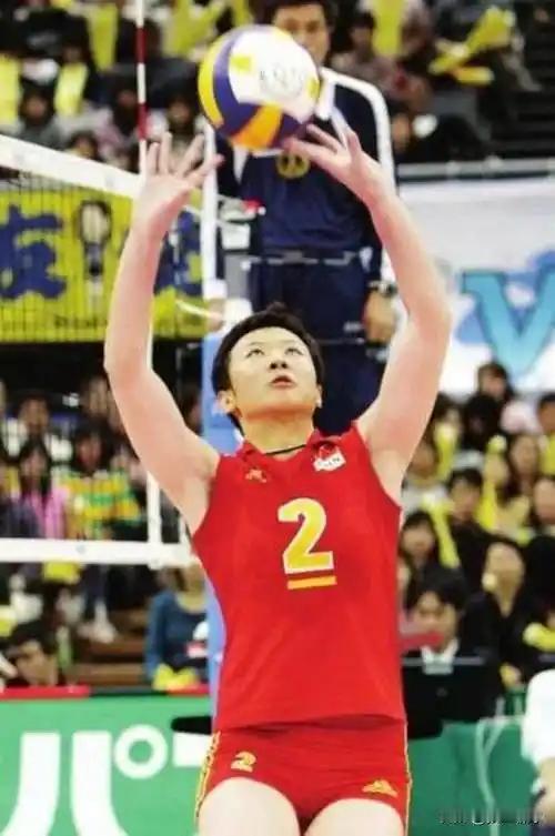 冯坤辅佐泰国女排没人苛责，因为她在泰国是排联官员；张本宇全家入籍日本挨骂，但他拿