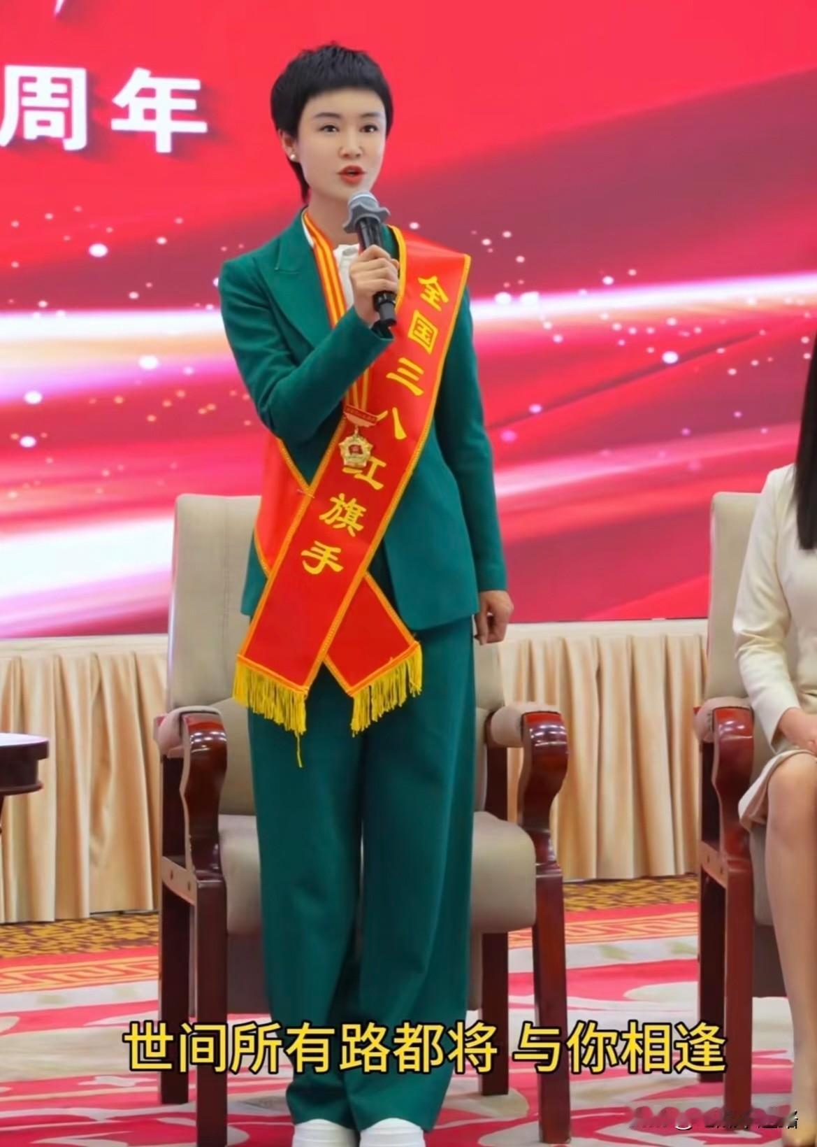 最终贺娇龙还是走了。其实这件事早有先兆。去年十一月，她为了拍新疆棉花的宣传视