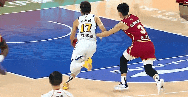 都在讨论孙铭徽的崴脚和迪亚洛有没有关系，不能说有决定关系也不能说完全没有关系！