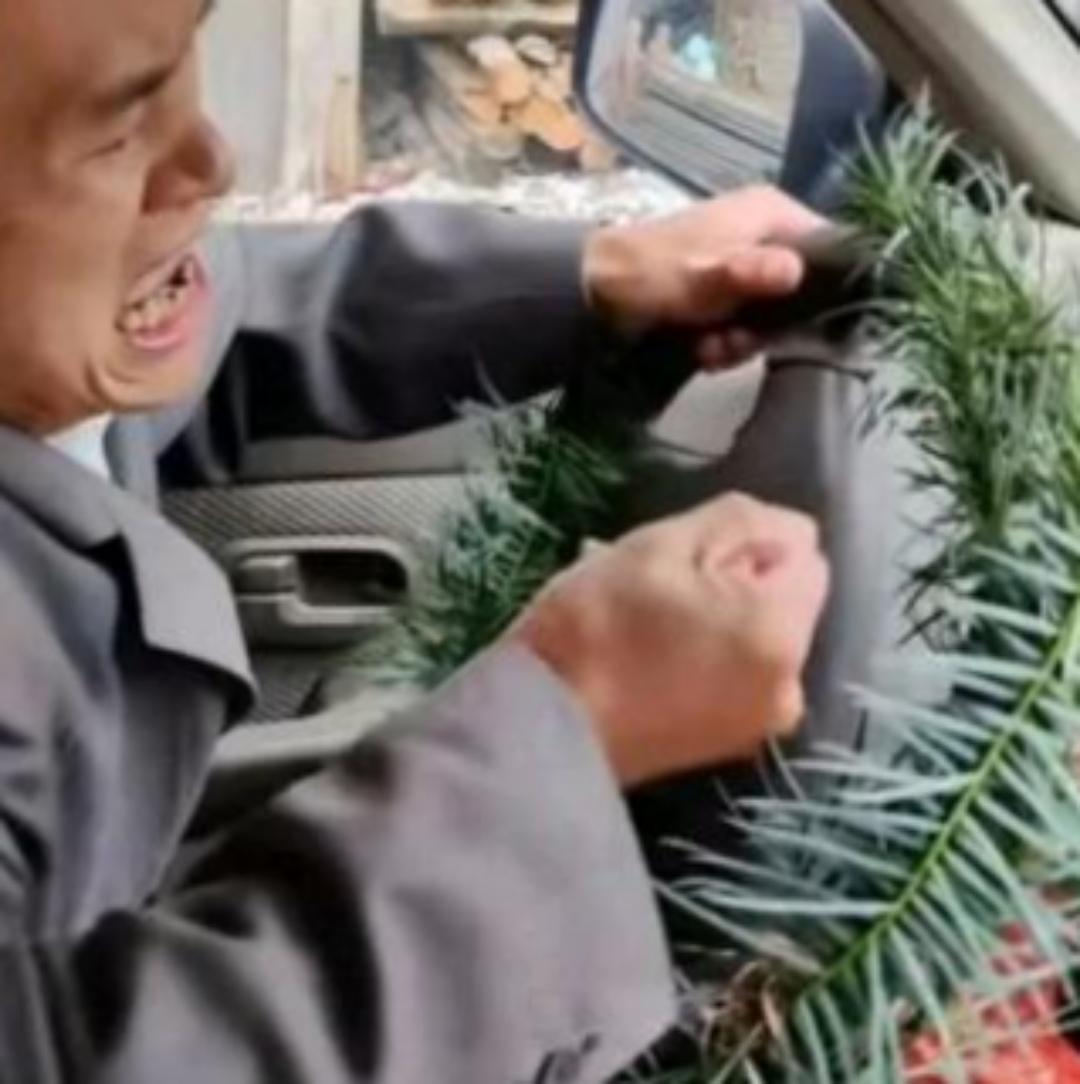 河北一货车司机被老婆当街扇耳光，一声没吭转身就走，当晚回家墙上只剩半张结婚照，老