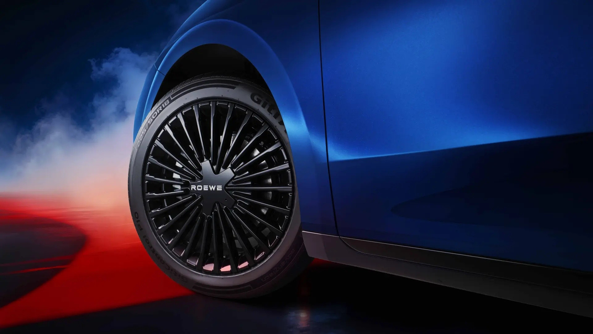 荣威M7黑马版官图发布，采用八层高阶立体工艺专属定制蓝黑色车漆，直瀑式前脸、窗线