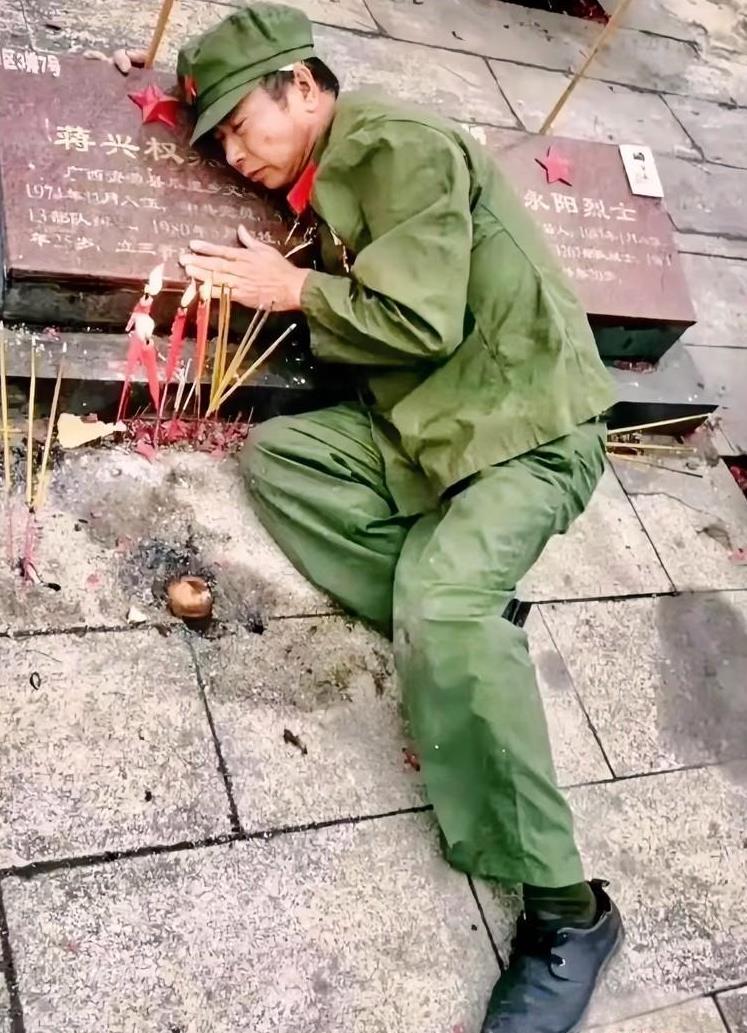 广西龙州烈士陵园，一名参加过对越自卫反击战的老兵，深情拥抱战友的墓碑。此时，他又