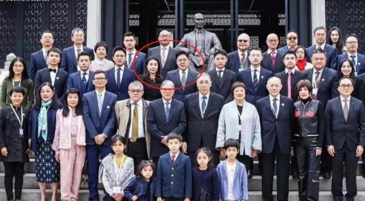 祠堂烛火跳动映着侧脸。12岁的霍中曦一抬眼，满屋子长辈呼吸顿了半拍——太爷爷霍英