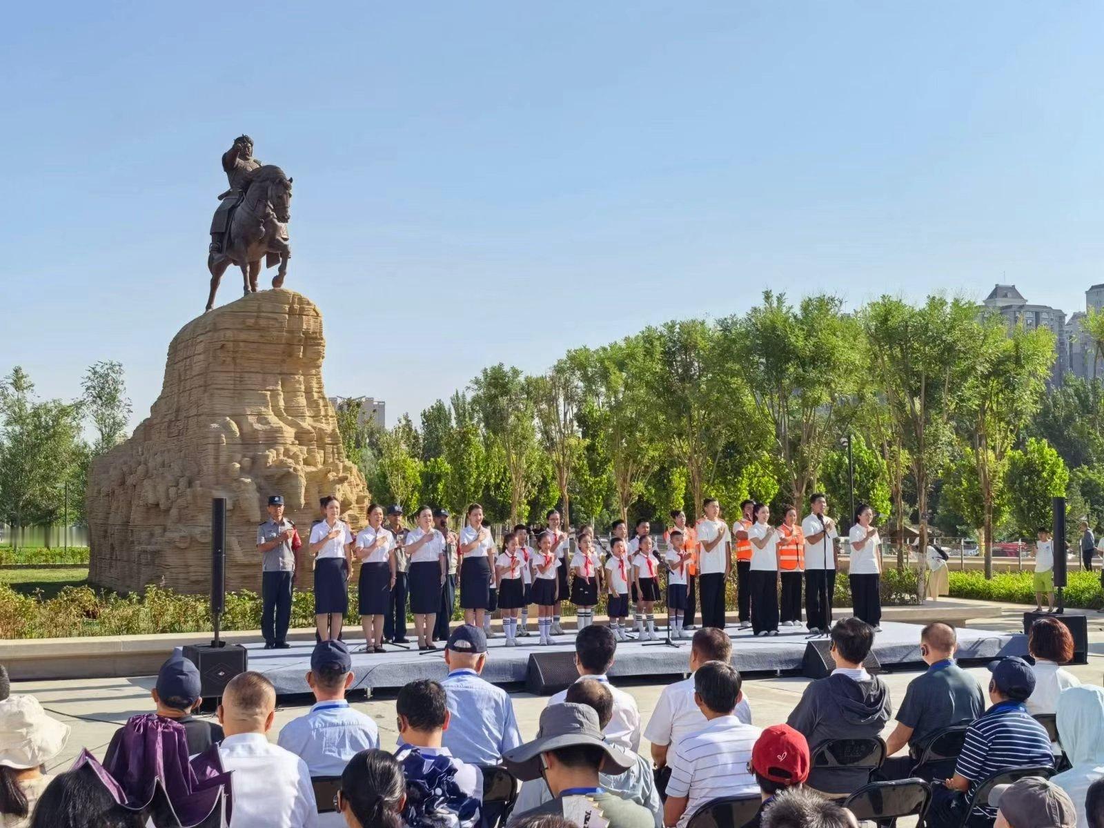 哈密左公复疆雕塑正式落成新疆再添爱国主义文化新地标左宗棠与边疆治理雕塑落成哈密