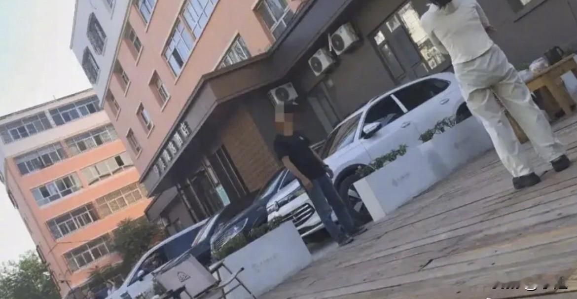 重庆晨报的记者打了一个电话到酒店。接电话的工作人员说“不知情”，还特意说了句