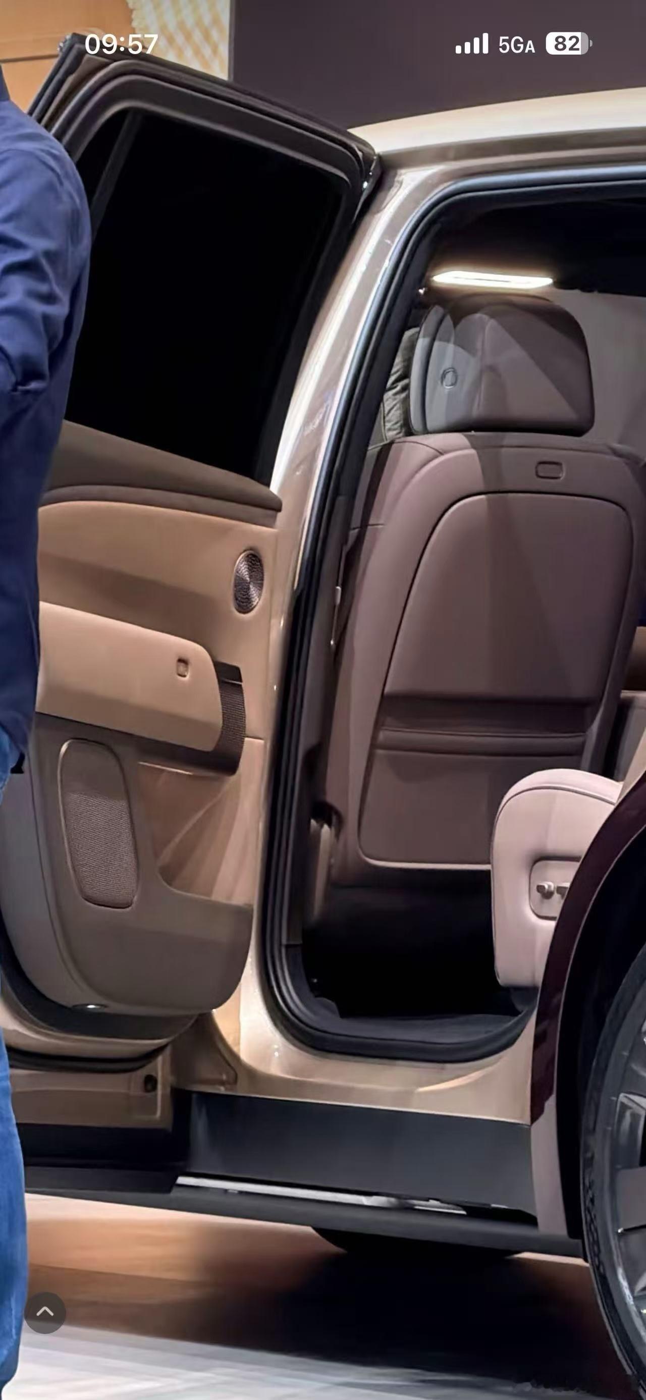 理想L9Livis车展首秀也许有些人会失望，但我觉得这内饰还是极好的！本来简约