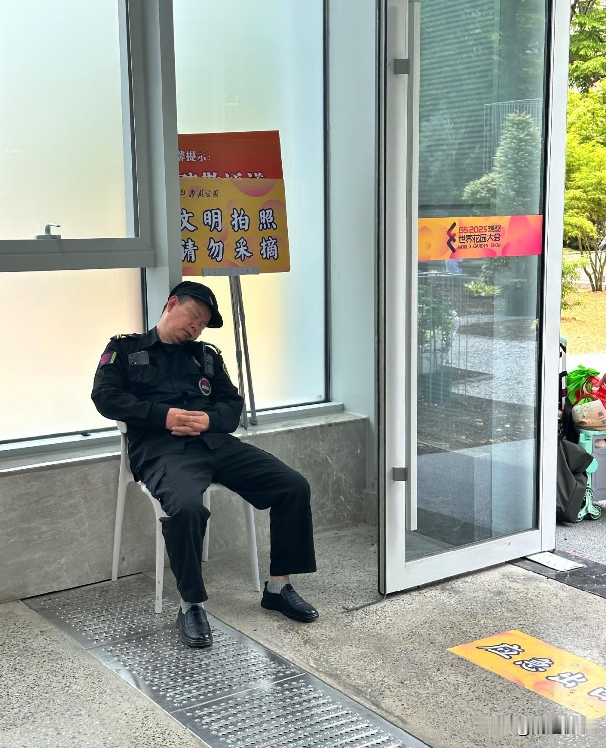 当保安能发家致富吗？现在不行了但以前还真有机会，我认识一个老哥在一个小区干了十几