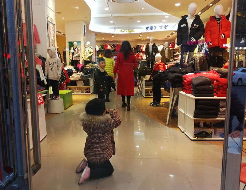 嫂子开了一家童装店，请了个女店员，工资4000块钱，只上白班，早上9点上班，下午