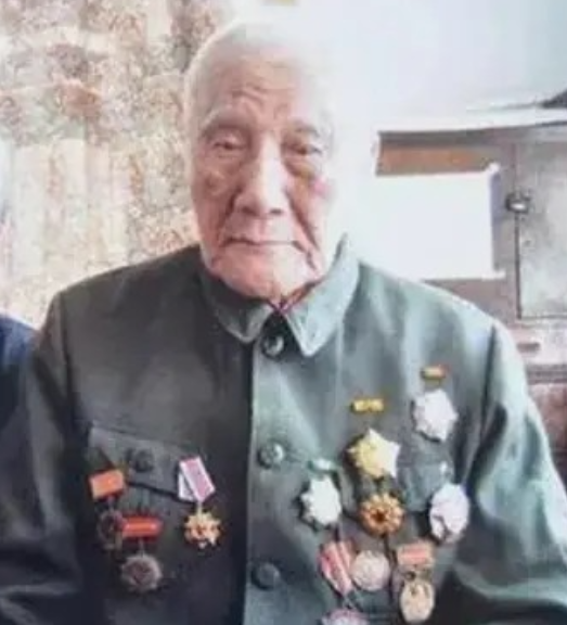 1940年，毛主席去食堂打饭时，身后一个特务悄悄靠近，手持柳木棒猛地朝他的后脑砸