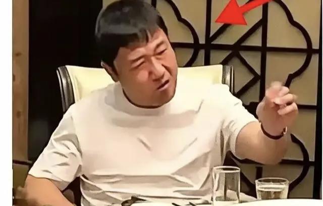 太让人寒心了，贾冰饭局被偷拍这事，藏手机的人身份终于清楚了贾冰这回在成都跟老