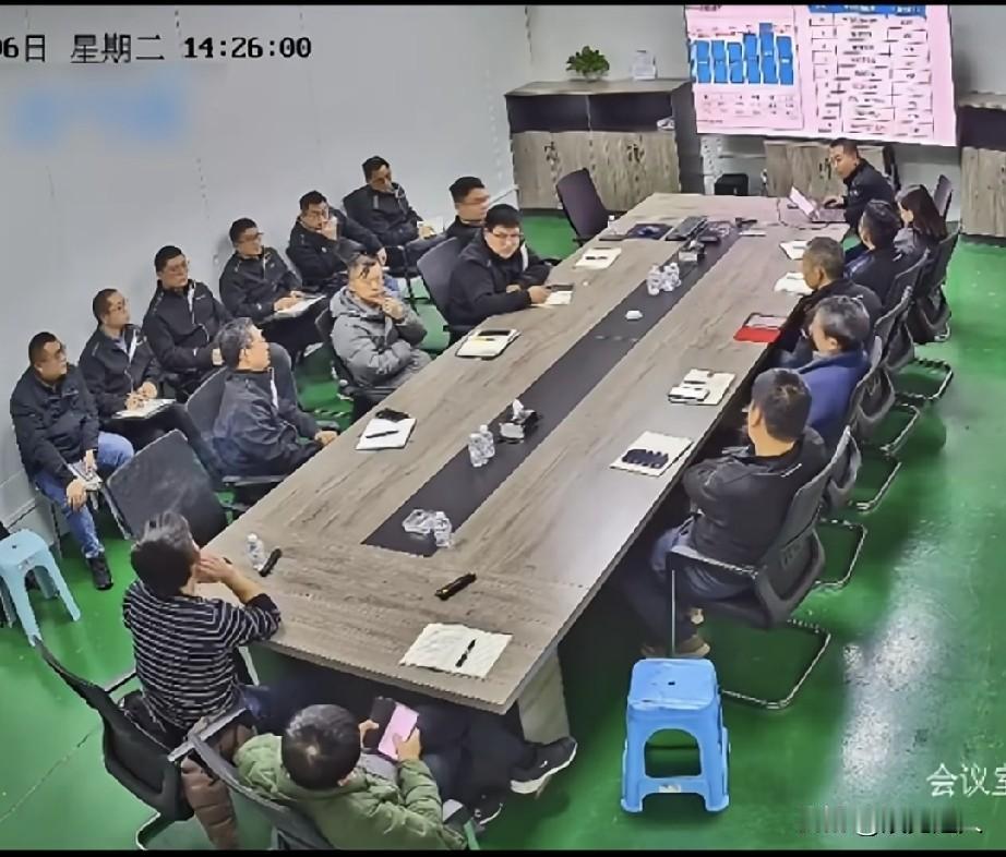 看看人家张雪是怎么开会的，这样的车企，怎么可能不成功？别的公司开会：PPT翻