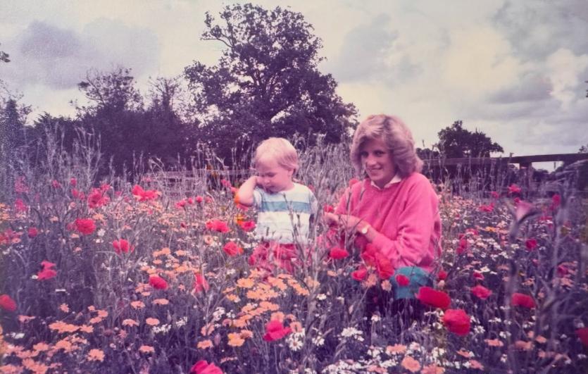 母亲节这天，威廉甩出一张“从没公开过”的旧照：1984年，2岁的他窝在戴安娜身边