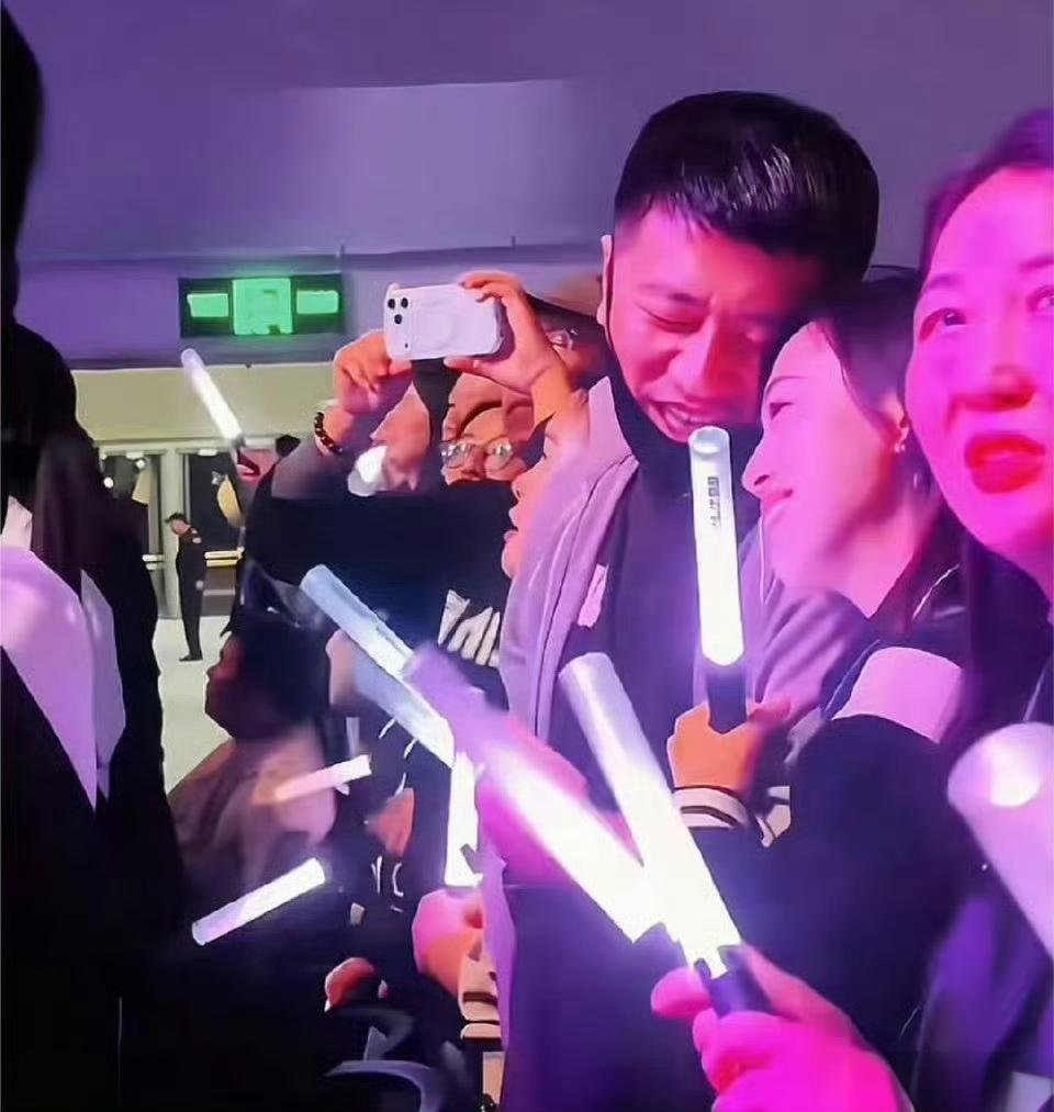 有些人醒醒吧！你的幸福不用靠别人来证明。张雪峰这事儿可真够闹腾的。先是被爆带