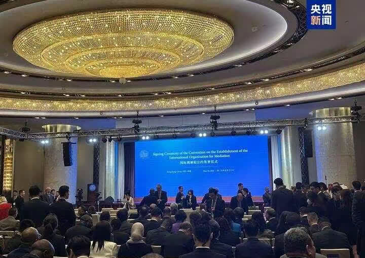 重磅消息！国际调解院正式落户香港，今日签约仪式在维多利亚港畔盛大举行！当外交部长