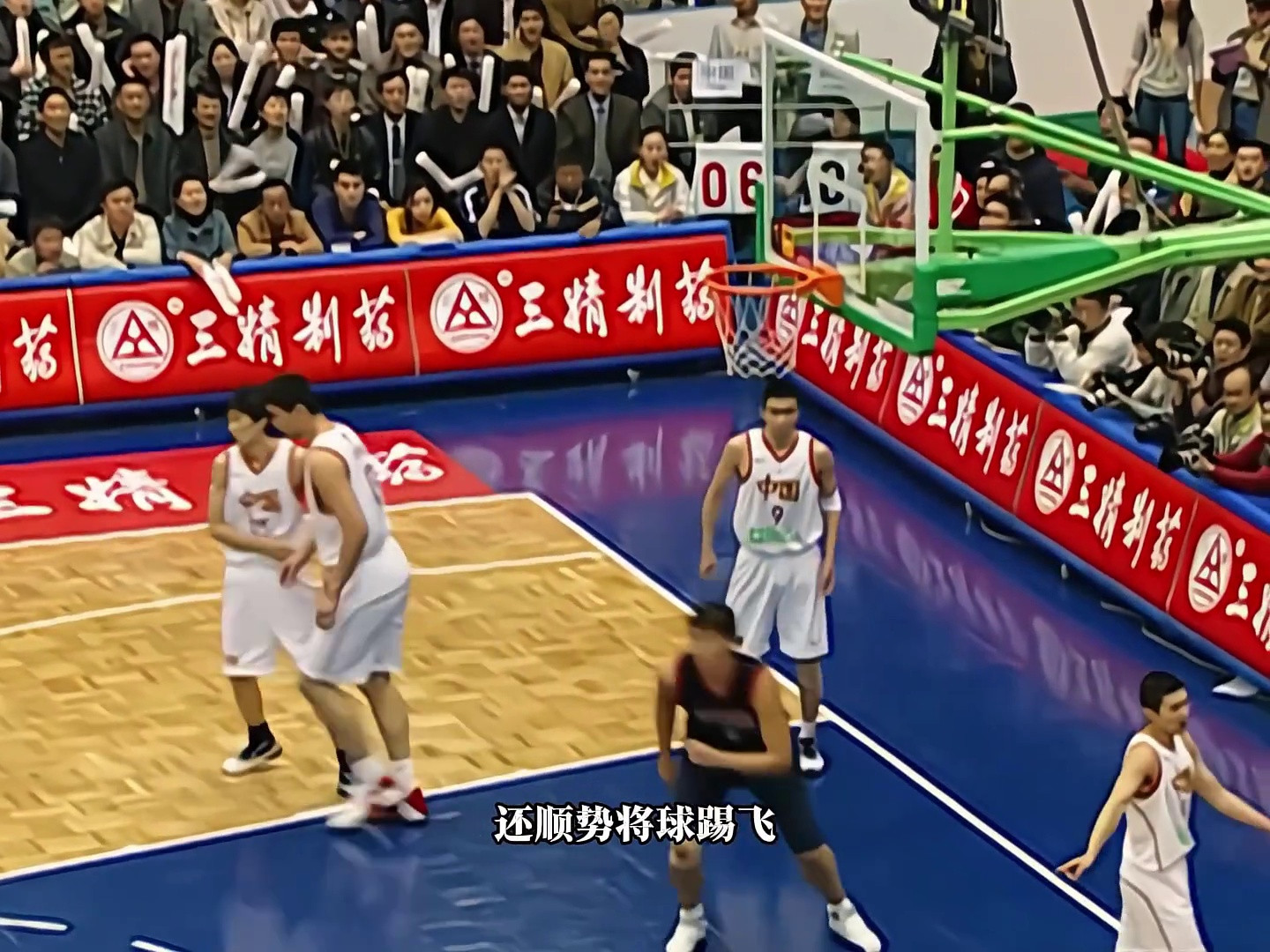 宇宙第一中锋隔扣姚明后怒踢球,引爆全场怒火!