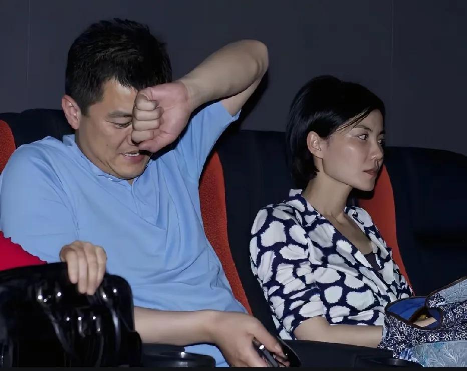当年，李亚鹏与王菲一起在电影院看电影时的一幕，李亚鹏与王菲曾是备受大众关注的一对