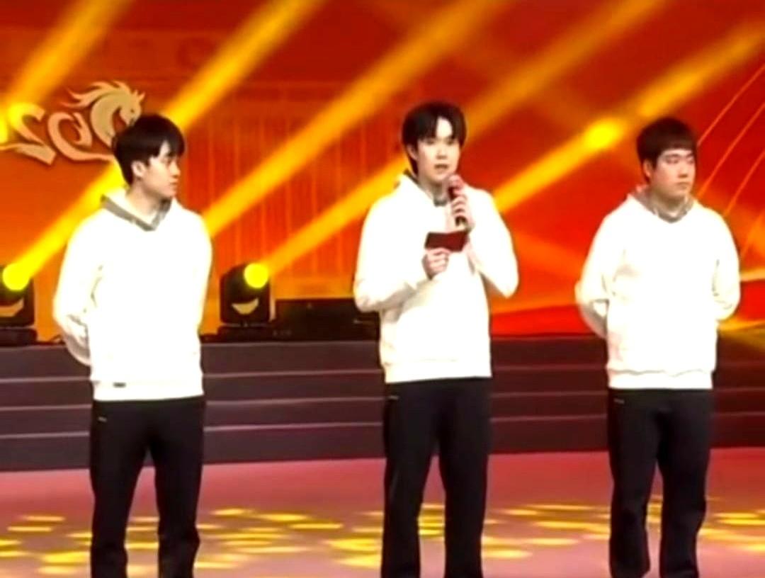 刚拿冠军的王楚钦，一下高铁就“消失”了！山东魏桥这操作真绝了。2025乒超总