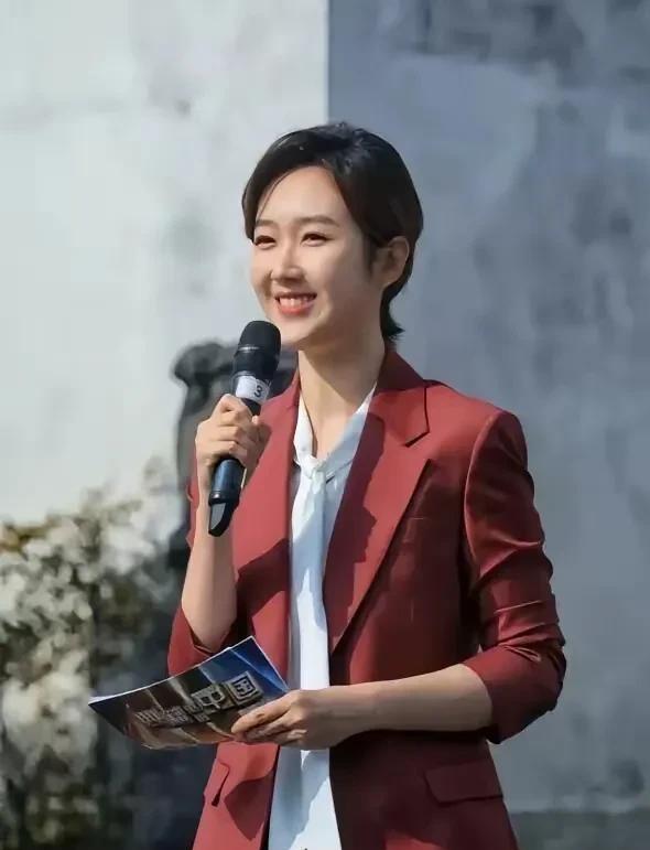 这是央视的一位美女主持人，五官端正，皮肤白皙，笑容甜美，知性优雅，1米68的个头