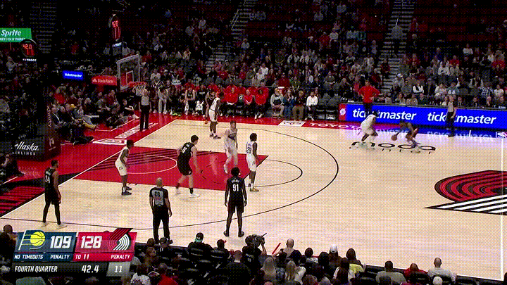 开拓者新秀杨瀚森要好好谢谢队友韦斯利！在今天开拓者主场迎战步行者的比赛中，当时比