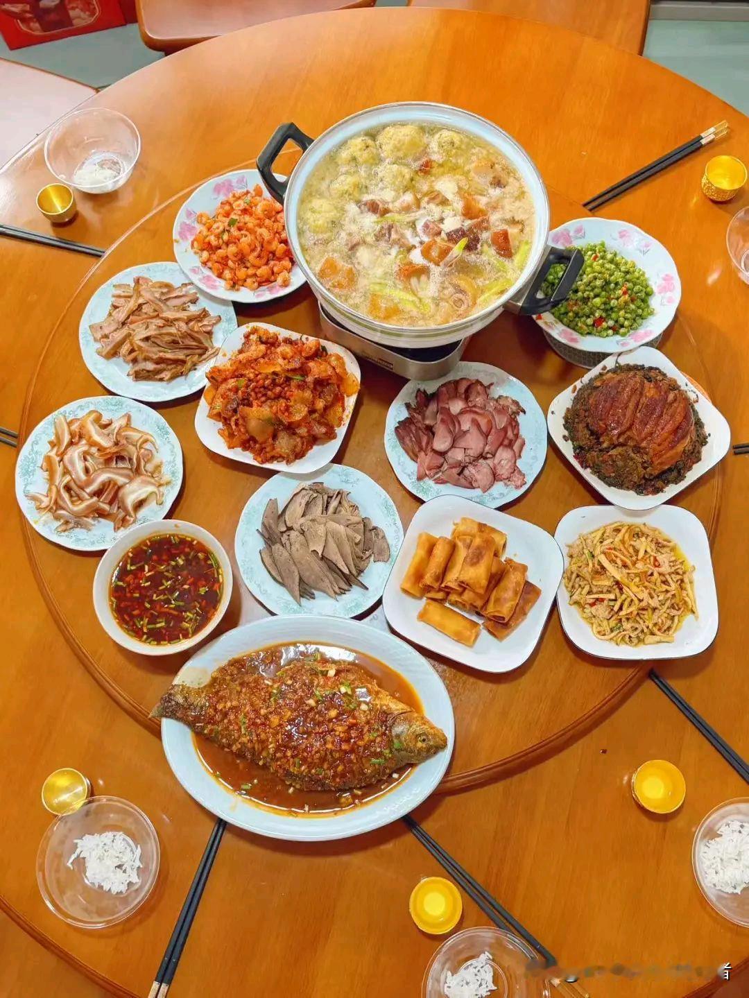 年夜饭的味道，是腊肉在蒸笼里氤氲的柏枝香，是藕汤在砂锅中咕嘟的粉糯甜。它藏在筷尖