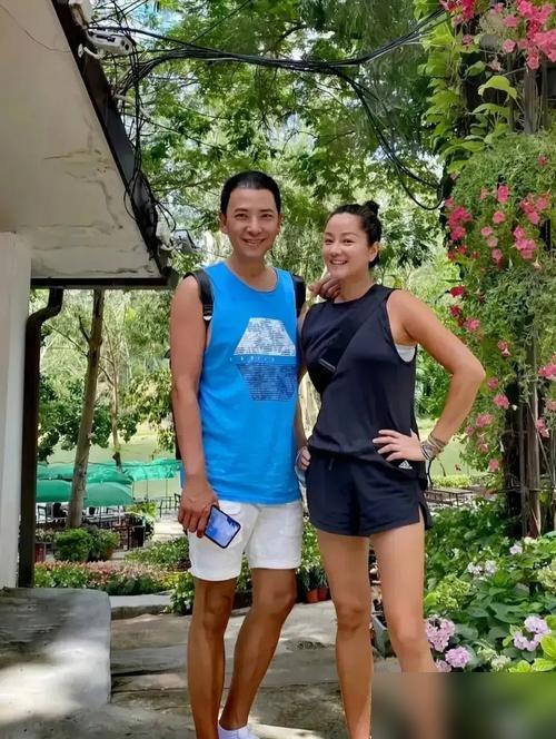 50岁瞿颖超市手写标签。这哪是松弛，这分明是老娘钱够多！你以为她只戴2块5