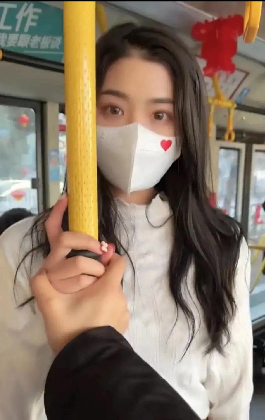 有天早上，我们几个年轻人坐公交车上班，有个哥们儿吹牛说:你们信不信，我一个眼神，