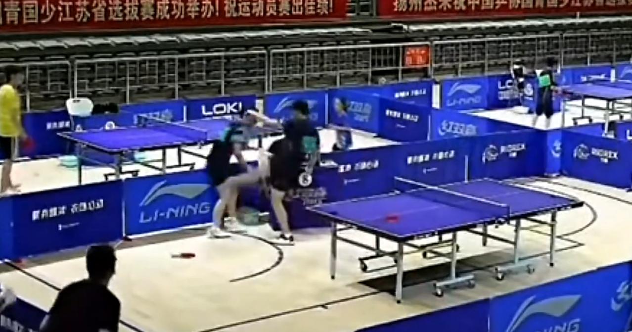 乒乓球国少选拔赛惊人一幕：小球员输球后一拳将对手打懵7月27日下午，2026