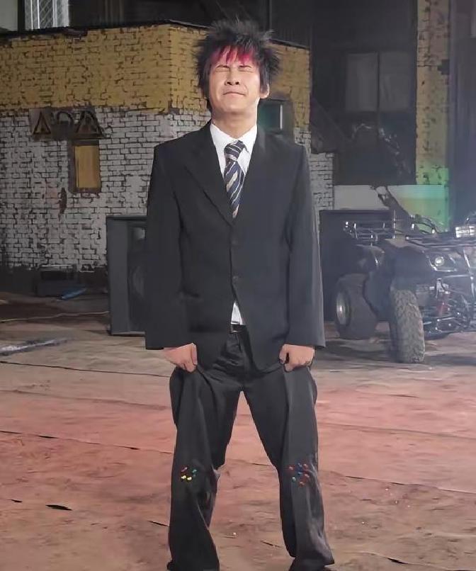 大张伟在荷兰酒店地库停车，一早发现后窗被砸，行李电脑全没影。酒店没提醒，报警后