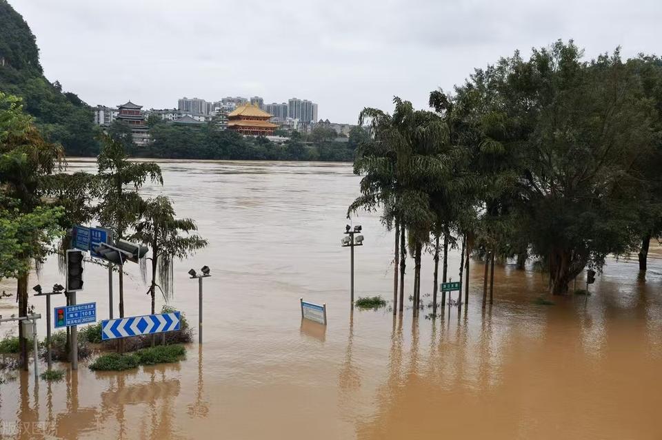 又到了雨季，每年洪水来的时候都是猝不及防，这次柳州的洪水也挺大的，有位问界车友的
