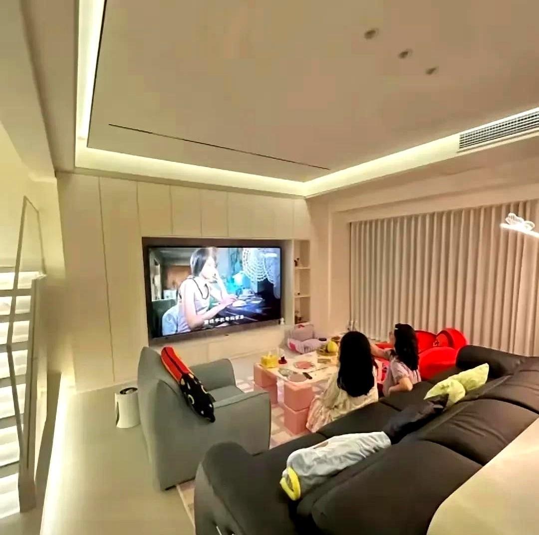近几日，老婆的闺蜜经常来我们家。她来都是以借空调不够用为名，穿着短裙子，直接就