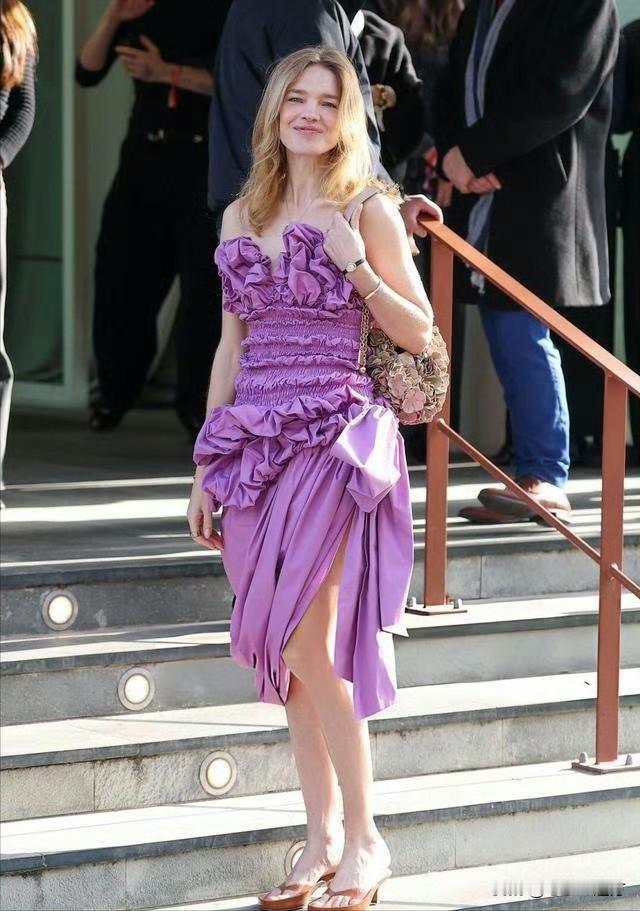 LV太子妃的人生，从来不是靠童话里的水晶鞋换来的。她从普通家庭走出，凭借自身努力