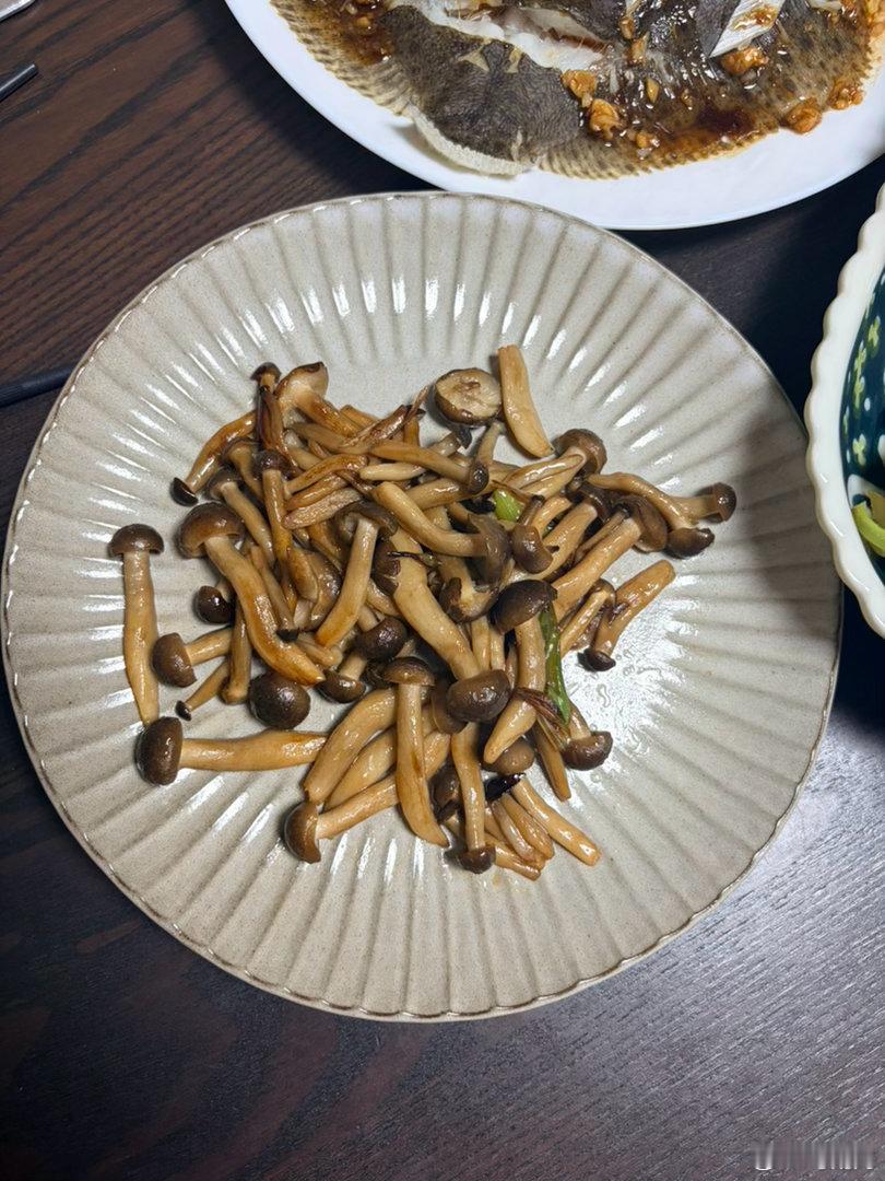 晚饭：炒蘑菇、蒜蓉西兰花、蒸多宝鱼简单吃饭​​​