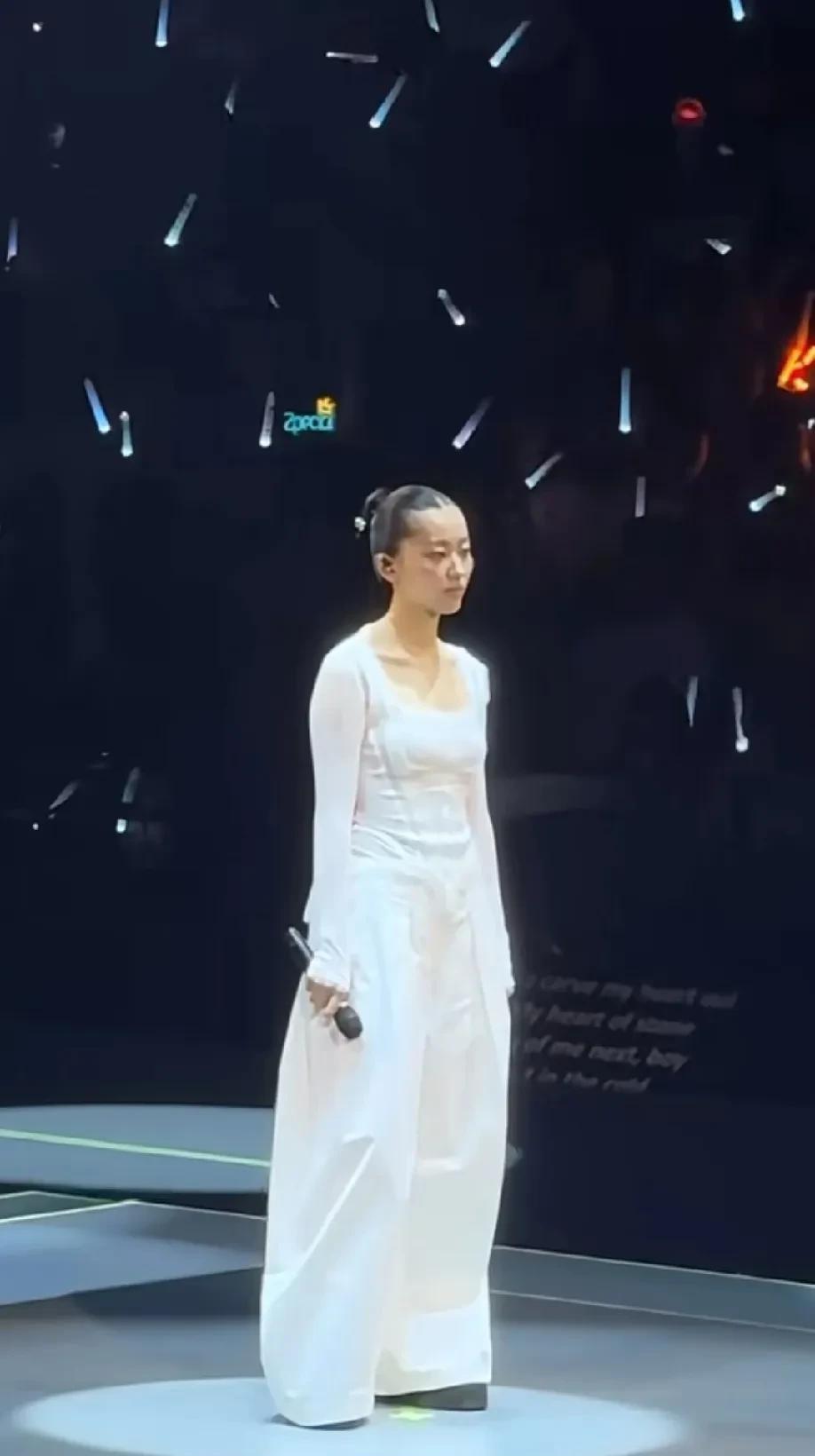 陈奕迅的女儿陈康堤（20岁）签约华纳，正式开启了她的出道之旅！她自幼便热爱音乐，