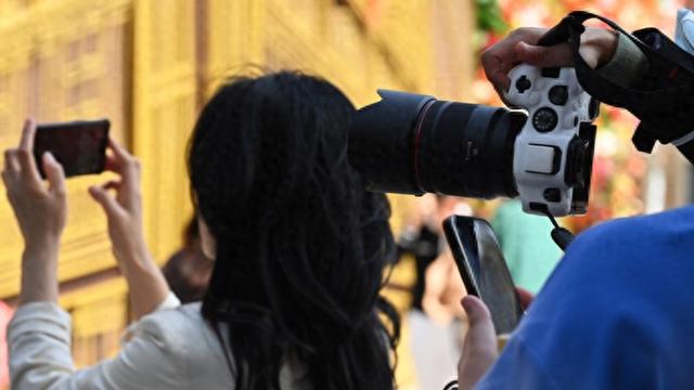 假期陪拍需求旺盛! 大学生一天赚1800多元