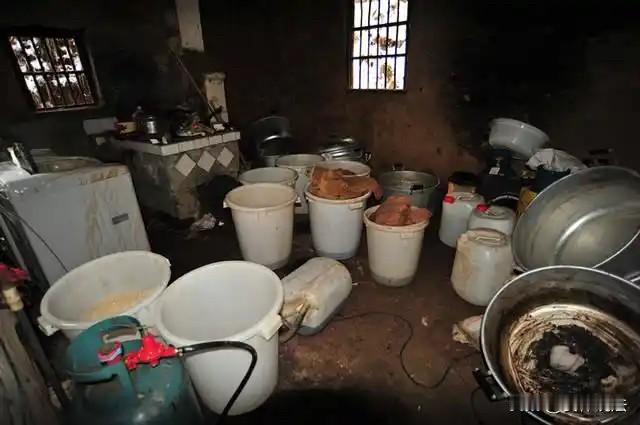 “冤不冤?”湖北当阳,一大爷听到邻居在豆腐店里捣鼓,想到邻居已经因违法生产豆腐被