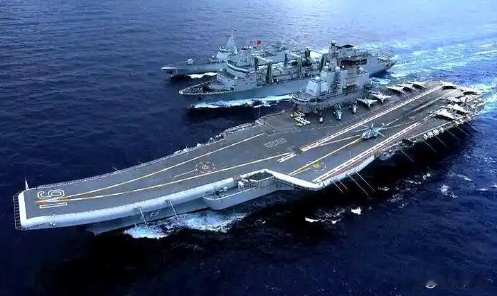 很感慨，终于轮到我国把航母大摇大摆开过去了！最近，我国的辽宁号航母一直在外面