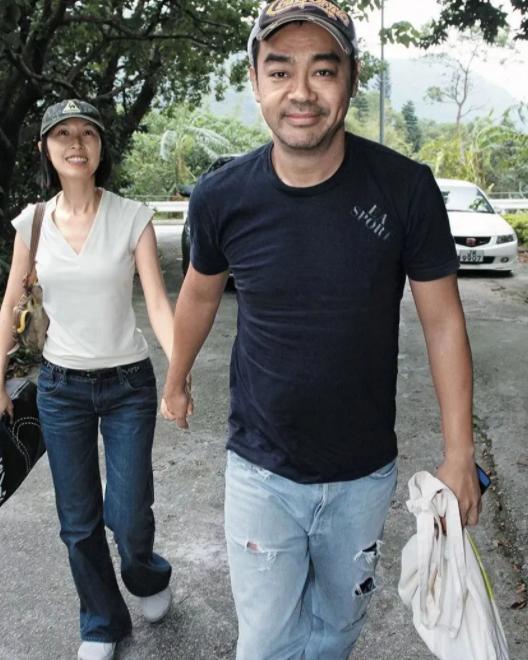 一天晚上，郭蔼明正在厨房炖汤，刘青云突然抱着她说：“我们离婚吧。”郭蔼明