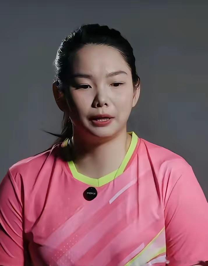 孙颖莎夺冠后，第一个冲过去抱住的人，不是教练马琳。而是那个为了模仿伊藤美诚，当
