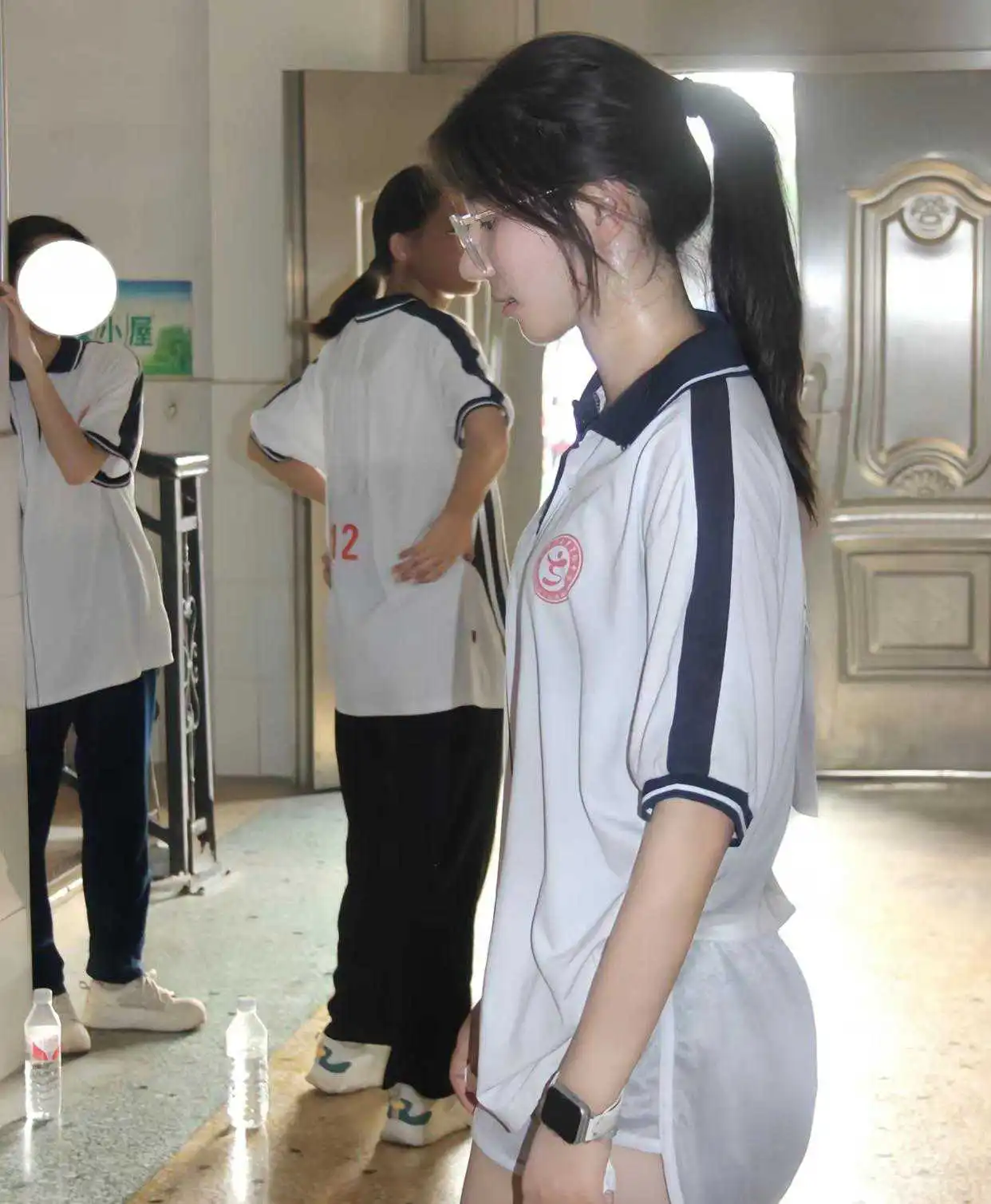跑完400米后的女中学生
