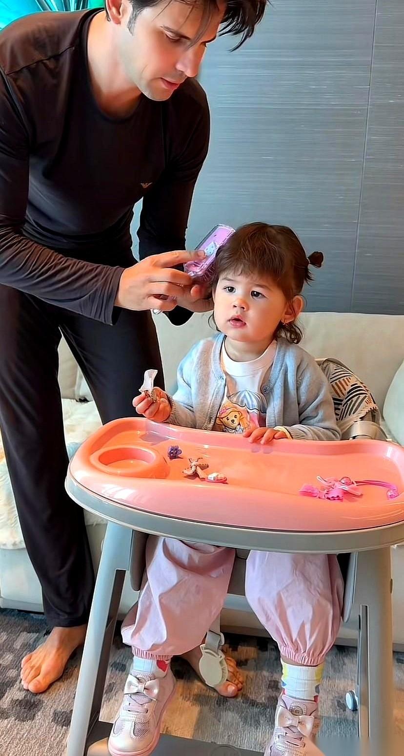 奶奶的手刚碰到头发，一直盯着动画片的小孩，头“嗖”一下就转了过来，小眉毛拧成一团